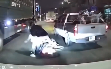 Hà Nội: Công an xác minh clip ô tô bán tải nghi chèn ngã người đi xe máy chở trẻ em