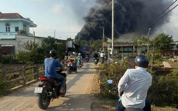 Cháy lớn nhà kho công ty sản xuất nệm ở TP.HCM