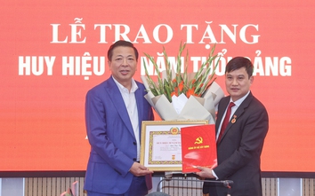 Trao Huy hiệu 30 năm tuổi Đảng cho Phó Bí thư chuyên trách Đảng ủy Bộ Xây dựng