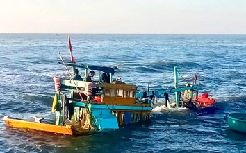 Lâm Đồng: Chìm tàu cá ở cửa cảng La Gi, 15 thuyền viên may mắn thoát nạn
