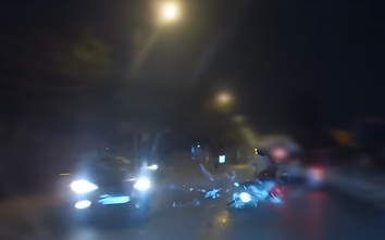 Khoảnh khắc người phụ nữ đi xe máy vượt xe bồn, va chạm trực diện nhiều phương tiện