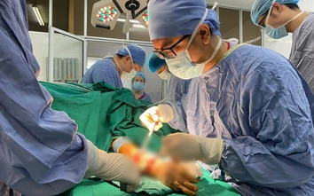 Cấp cứu thành công cụ bà bị chó cắn nát tay, chân