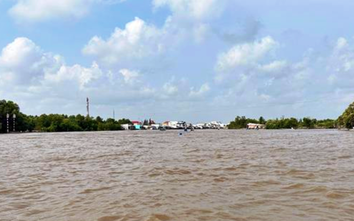 Hạn chế giao thông thủy để phục vụ thi công cầu trên tuyến cao tốc Cái Nước - Đất Mũi