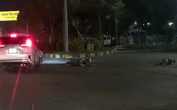 Vượt đèn đỏ, tài xế xe máy va chạm ô tô, nằm bất động