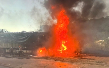 Quảng Ngãi: Xe đầu kéo phát hỏa cháy ngùn ngụt trên đèo Lò Xo