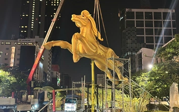 Ngựa Thánh Gióng đã “cất vó” giữa đường hoa Nguyễn Huệ