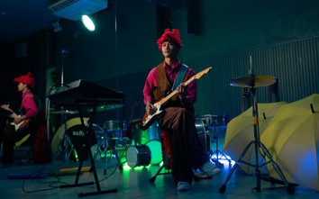 Không ngôi sao phòng vé, vì sao phim nhạc kịch Việt nhanh chóng leo vị trí Top 2?