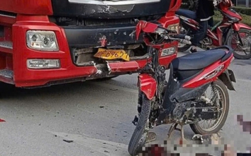 Xe máy đấu đầu ô tô đầu kéo tại cửa khẩu Hữu Nghị, 3 người trọng thương