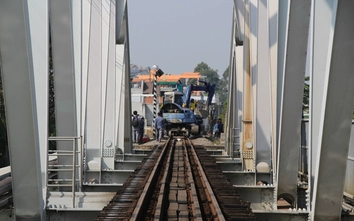 Đang thử tải cầu Ghềnh, dự kiến 9h ngày 11/3 thông tàu Bắc - Nam trở lại