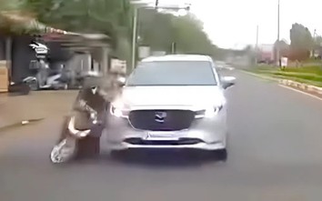 Tài xế ô tô không làm chủ tay lái, tông ngã xe máy rồi bỏ chạy