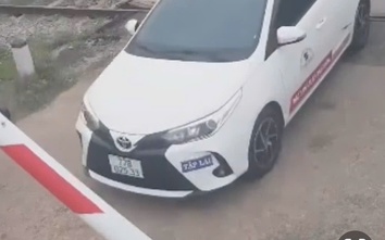 Gia Lai: Xe tập lái cố tình băng qua đường sắt khi đèn đỏ bật sáng