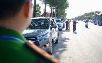 Người dân cung cấp clip, nhiều ô tô dừng đỗ trái phép trước sân bay Nội Bài bị phạt nguội