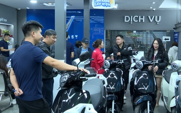 Giá xăng biến động mạnh, ngời dân rục rịch đổi xe điện