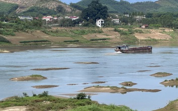 Sông Lô cạn nước ảnh hưởng giao thông đường thủy, dân chài vất vả mưu sinh