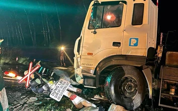 Sớm khắc phục cột tín hiệu, cần chắn đường ngang bị xe bồn tông gãy ở Quảng Trị