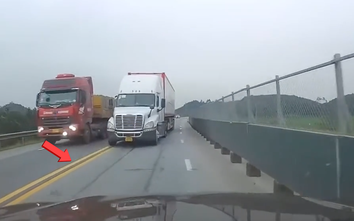 Xe đầu kéo lấn làn, vượt ẩu, ép ô tô khác áp sát hàng rào cao tốc Nội Bài - Lào Cai