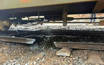 Đá lăn làm gãy đường ray, tàu hàng trật bánh ngay đèo Hải Vân