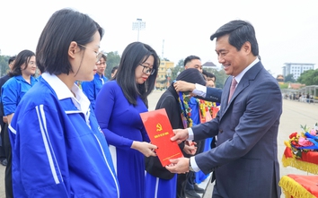 Đảng uỷ Bộ Xây dựng tổ chức kết nạp đảng viên mới tại Lăng Chủ tịch Hồ Chí Minh