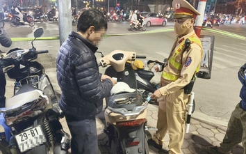 Chưa kịp đăng ký biển số đã bị tạm giữ xe vì uống bia khao bạn bè