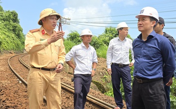 Gấp rút xử lý nguy cơ đá rơi đe dọa đường sắt qua đèo Hải Vân