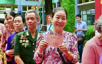 Trong ngày hội non sông, cử tri TP.HCM gửi gắm niềm tin qua từng lá phiếu