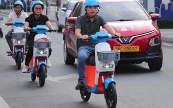 Người dân TP.HCM hào hứng trải nghiệm xe đạp điện công cộng
