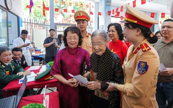 Cụ bà 101 tuổi ở Hà Nội được CSGT hỗ trợ đến điểm bỏ phiếu