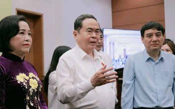 Chủ tịch Quốc hội thăm, động viên phóng viên báo chí tác nghiệp bầu cử tại Nhà Quốc hội