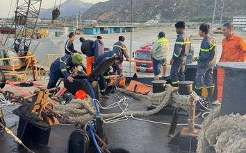 Khánh Hòa: Mắc kẹt trong hầm tàu hàng, 5 người thương vong