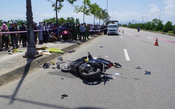 Xe máy mất lái tông cột điện, hai thanh niên tử vong