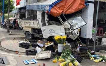 Xe tải chạy ngược chiều bất ngờ lao lên vỉa hè, tông sập sạp trái cây ở TP.HCM