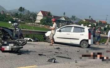 Xe máy va chạm ô tô con, một người tử vong, một người bị thương