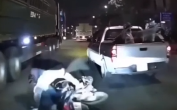 Ô tô tạt đầu xe máy khiến 3 người suýt lao vào gầm xe tải
