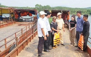 Gia Lai: Kiểm tra đường thủy nội địa, tặng áo phao cho người đi đò qua sông Sê San