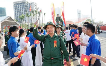 Hàng nghìn thanh niên miền Trung lên đường nhập ngũ