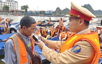 Cảnh sát lên đò kiểm tra nồng độ cồn người lái, đảm bảo an toàn ở lễ hội Chùa Hương
