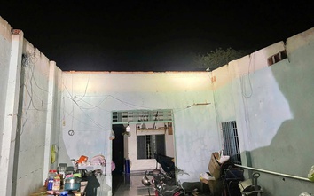 Mưa lốc trái mùa tại TP.HCM gây mất điện cục bộ, nhiều nhà dân bị tốc mái