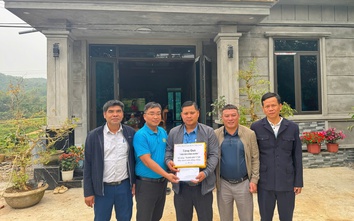 Trao kinh phí hỗ trợ “Mái ấm Công đoàn” cho đoàn viên có hoàn cảnh khó khăn