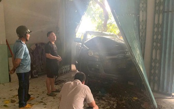 Bản tin TNGT 6/3: Xe bán tải lao vào nhà dân sau va chạm trên quốc lộ 1