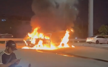 TP.HCM: Ô tô tải trên xe cứu hộ bất ngờ bốc cháy dữ dội