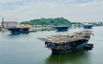 Hai tàu câu mực trôi dạt trên biển Quảng Ngãi, 70 ngư dân cần giúp đỡ