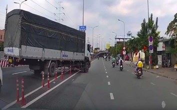 TP.HCM: Từ clip trên MXH, xử phạt tài xế xe tải băng qua dải cọc tiêu trên đường Đỗ Mười