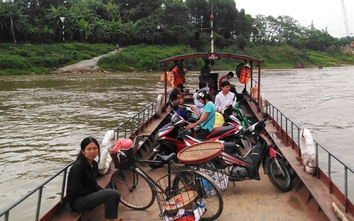 Bến đò Phú Thọ khách “quên” mặc áo phao