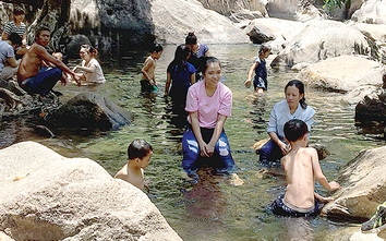 Đắm mình trong dòng suối mát, nghe huyền thoại núi Ông, thác Bà