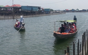 Bến thuyền tự phát, chủ đò lấy áo phao “làm cảnh”