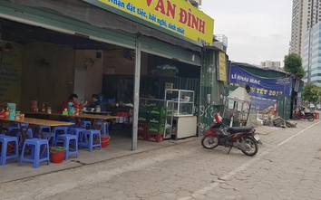 Hàng loạt ki-ốt mọc trái phép trên đường Nguyễn Hoàng (Hà Nội)