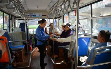 Xe buýt chạy đúng giờ, đọc báo miễn phí thu hút người dân TP.HCM