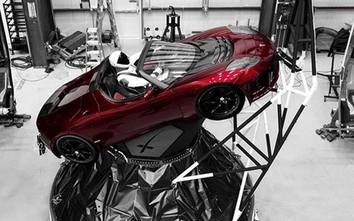 Hình ảnh Starman “lái siêu xe” trên tên lửa mạnh nhất