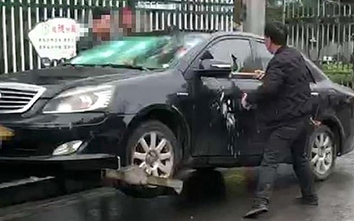 Phá nát ô tô khi bị cảnh sát tạm giữ xe