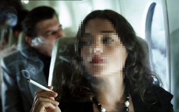 Nữ sinh bị phạt tiền vì lén hút thuốc trên tàu bay